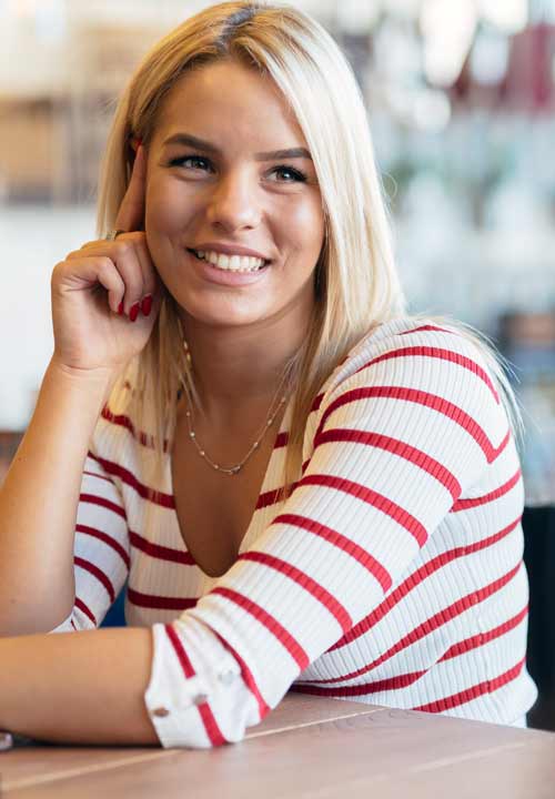 Imagen de una mujer rubia